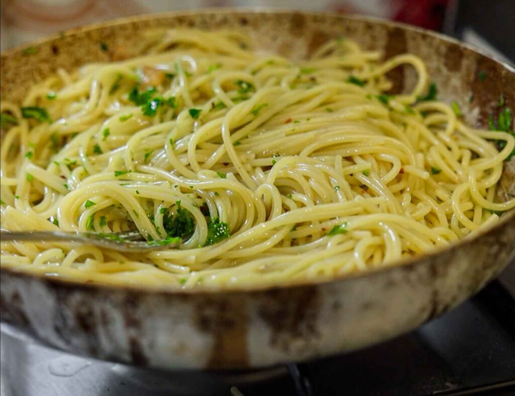 a pan of completed aglio e olio